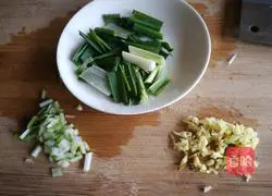 Illustration of how to make cumin meat slices and shredded radish 3
