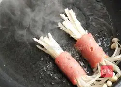 Illustration of how to make bacon-wrapped enoki mushrooms 8