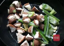 Illustration of how to stir-fry winter bamboo shoots with mushrooms 4