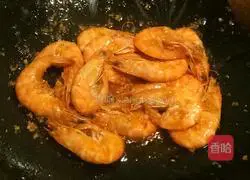 Illustration of how to make tomato sauce prawns 3