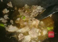 Illustration of how to stir-fry meat with onions 4