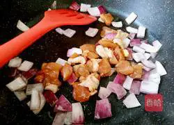 Illustration of how to make diced chicken with colored pepper 5