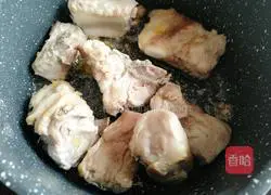 Illustration of how to cook ribs with daylily 7