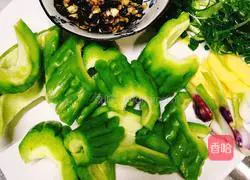 Illustration of how to make braised fish with bitter melon in drum juice 2