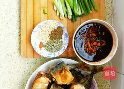 Illustration of how to stew mackerel in iron pot 9