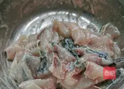 Illustration of how to make spicy saliva fish 4