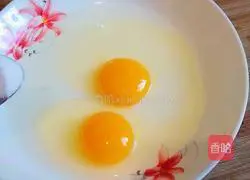 Spinach, scrambled eggs and black sesame seeds Practice illustration 4