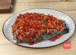 Illustration of how to make spicy fish head with chopped pepper 5