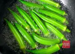 Illustration of how to make fried chicken with okra 11