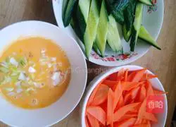 Illustration of how to make carrots, cucumbers and scrambled eggs 1