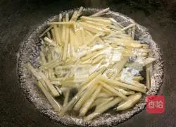 Illustration of how to make spicy and sour potato shreds 3