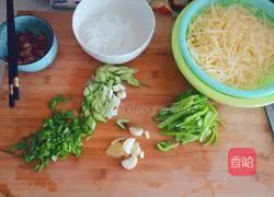 Illustration of how to make fried pork with shredded potatoes 1