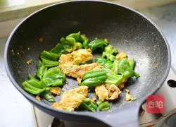 Illustration of how to make scrambled eggs with chili pepper 12