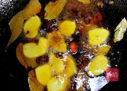 Illustration of how to make crayfish in dry pot 6