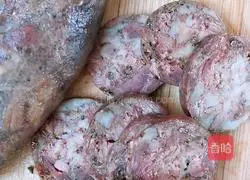 Illustration of how to make sausage and steamed organ potatoes 3