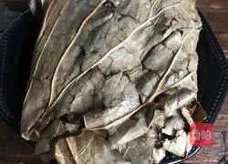 Illustration of how to steam cured fish with lotus leaves 9