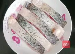 Illustration of how to make steamed fish belly with chopped pepper 1