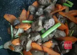 Illustration of how to make fried chicken liver with carrots 9