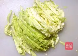 Illustration of how to stir-fry vermicelli with cabbage 2