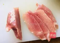 Illustration of how to stir-fry shredded pork with green pepper and bean skin 2