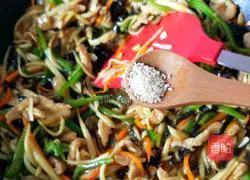 Illustration of how to make fish-flavored wild rice shredded pork 13