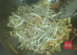 Illustration of how to make three shredded meat stir-fries 5
