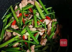 Illustration of how to make fried shredded pork with celery 20