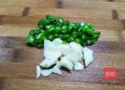 Illustration of how to stir-fry and soak cowpeas with oil residue 3