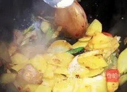 Illustration of how to make dry pot potato slices 12