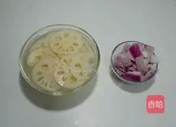 Double fresh lotus root slices Illustration of how to do it 1