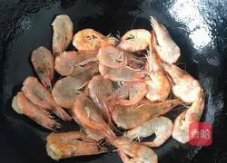  Illustration of how to make braised prawns in oil 5