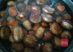 Illustration of how to make chestnut roast chicken 1