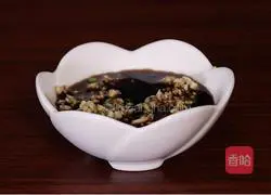 Illustration of how to make garlic white meat 5