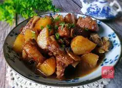 Illustration of how to make braised pork ribs and stewed potatoes 1