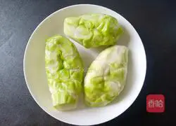 Illustration of how to stir-fry brussel sprouts and mustard with minced garlic 2