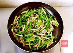 Illustration of how to stir-fry meat with garlic moss 9