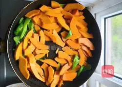 Illustration of how to make pearl pumpkin 7