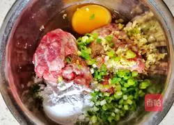 Important illustration of how to make Qiankun meatballs that are crispy on the outside and tender on the inside 4