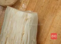 Illustration of how to make bacon-wrapped enoki mushrooms 1 