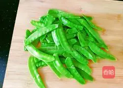 Illustration of how to make scrambled eggs with snow peas 3