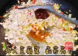 Illustration of how to stir-fry minced eggplant with minced meat and a bowl of rice 6