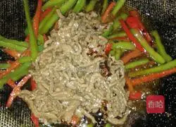 Illustration of how to make oil-consuming green pepper shredded beef 6