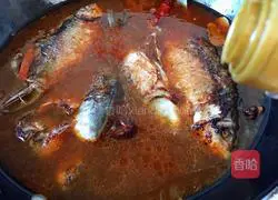 Braised crucian carp in sauce Illustration of how to make tofu 11