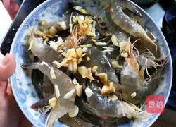 Illustration of how to make steamed prawns with enoki mushrooms and vermicelli 5