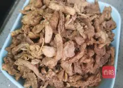 Illustration of how to make shredded pork with Beijing sauce 10