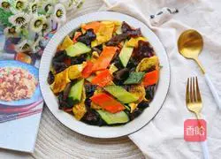 Illustration of how to make low-fat and low-calorie scrambled eggs with cucumber and fungus 12