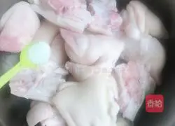 Illustration of home-cooked pig trotters 2