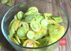 Illustration of how to make fried meat with green tomatoes 4