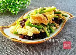 Illustration of how to make fried eggs with garlic sprouts 15