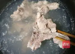 Illustration of how to make spicy sauce bone sticks 1